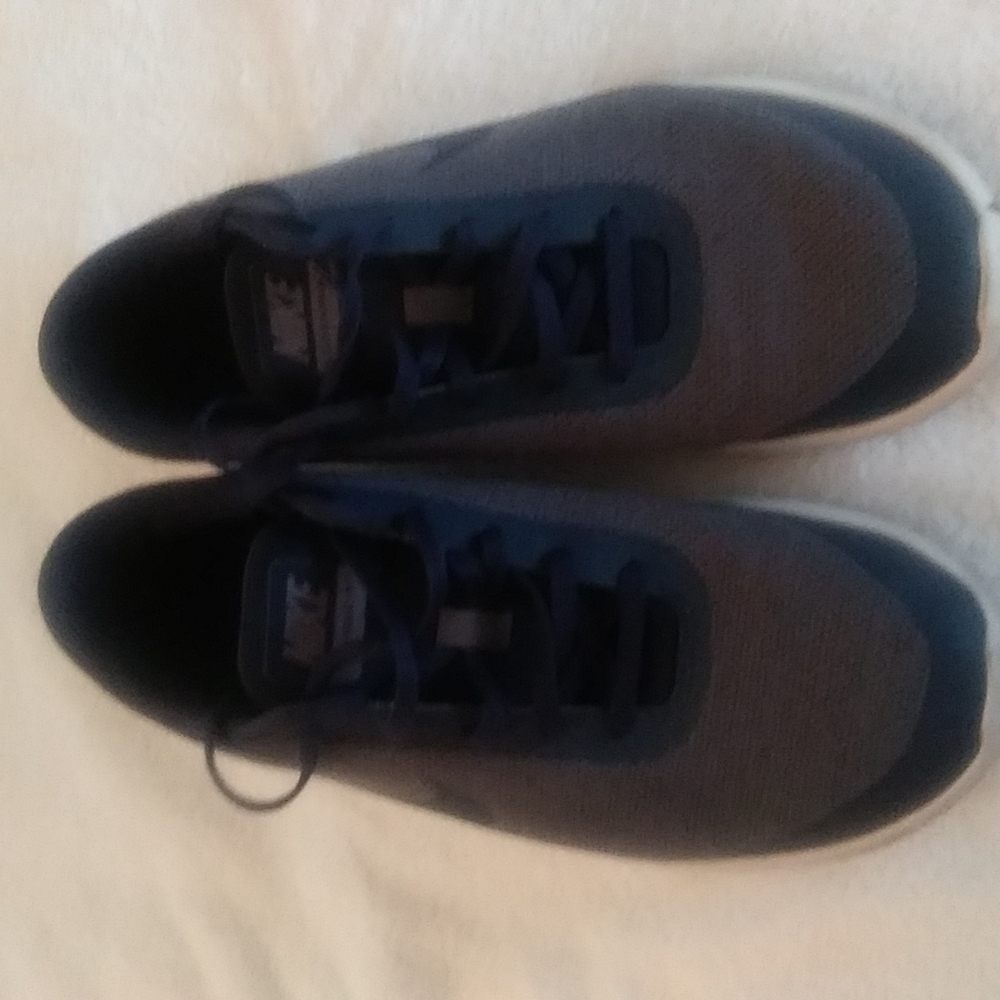 Men's size 9.5 Nike tennis shoes